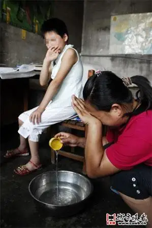 女孩患大小便失禁班主任每天为其换尿裤(组图)