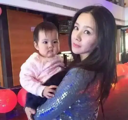 女友陪陈尊佑拔牙打高尔夫真容曝光不输明星准公公陈坤忙点赞