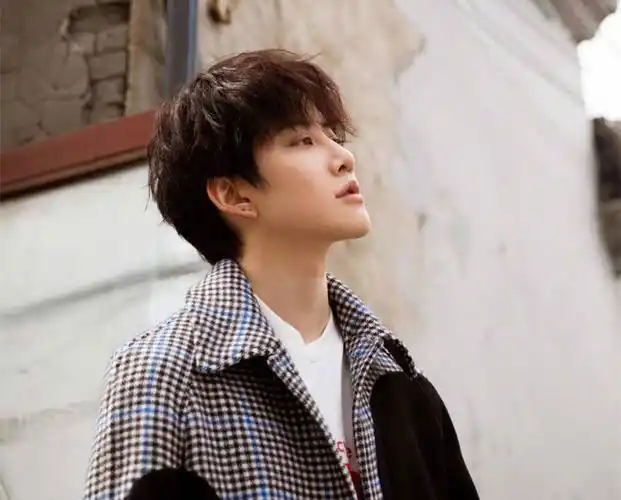 mike休闲帅气壁纸_泰国人气男星