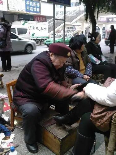 的老奶奶---请各位网友都来看一下 前两天在南充四季来天桥下擦靴子