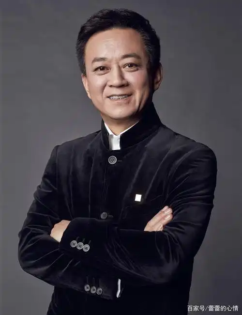 五十七岁的朱军商演,近况发福明显,而娇妻保养似三十岁