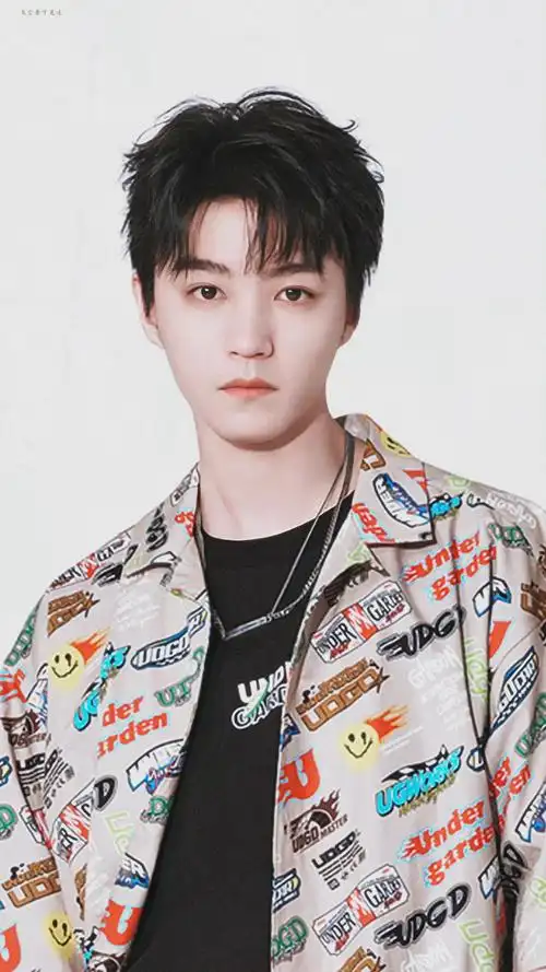 王俊凯最新时尚大片卡其色休闲穿搭