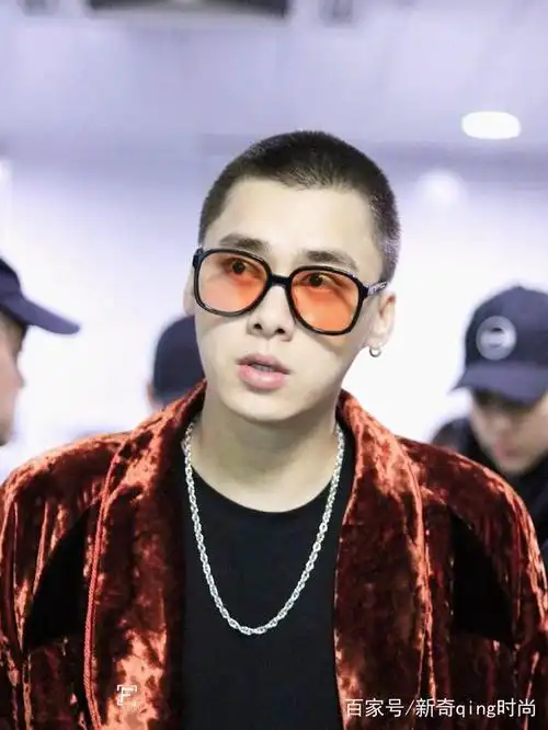 李易峰寸头上演眼镜杀,儒雅帅气,尽显王者气概