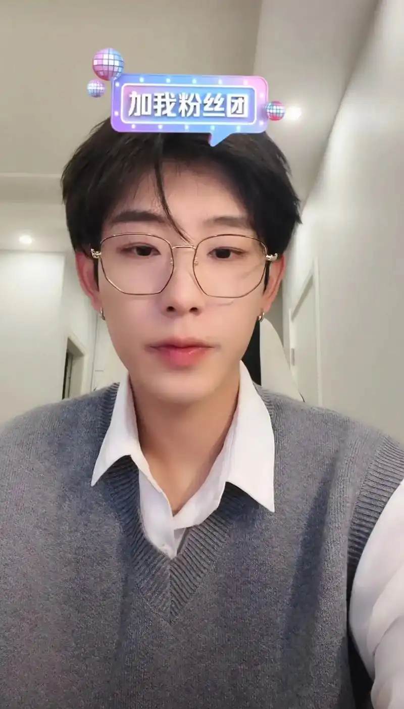 能不能别动?一天天那嘴辰能叭叭了 全糊了 03#二辰 @二辰 - 抖音