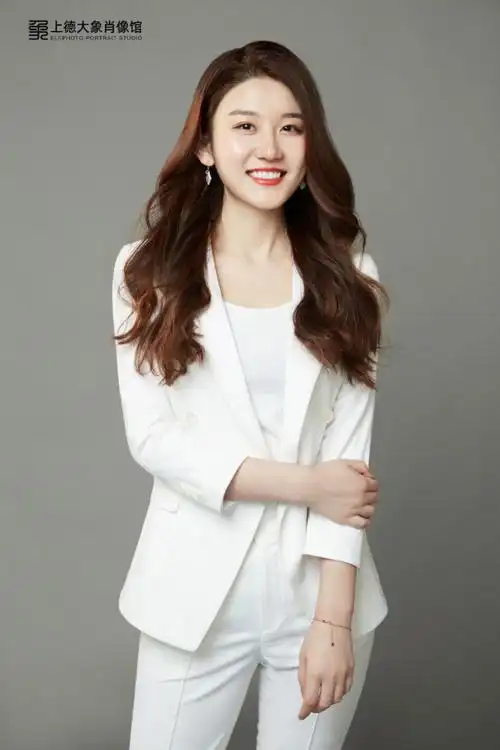 价1999元个人形象照福利套餐优质摄影团队多个独立封闭影棚设备齐全