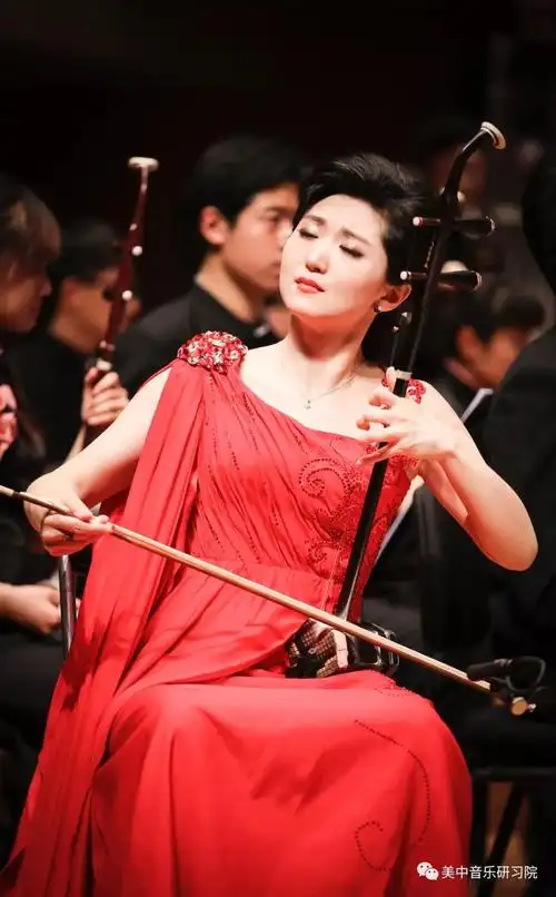 中国音乐家协会二胡学会副会长.