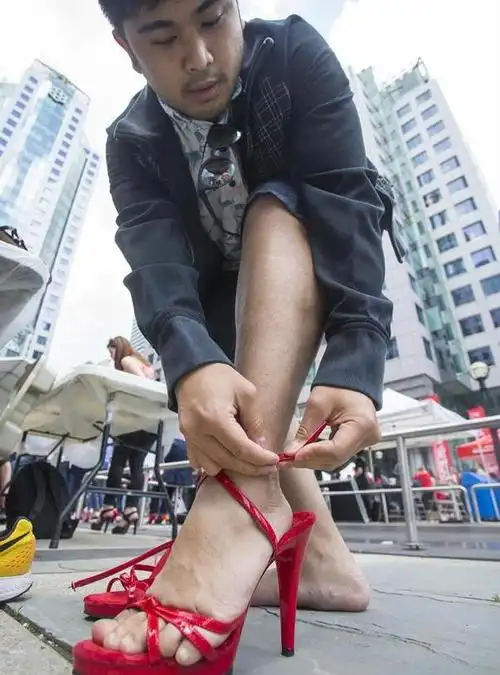 男士穿上高跟鞋比赛行走,这个比赛的初衷是为了提高男性的女性保护