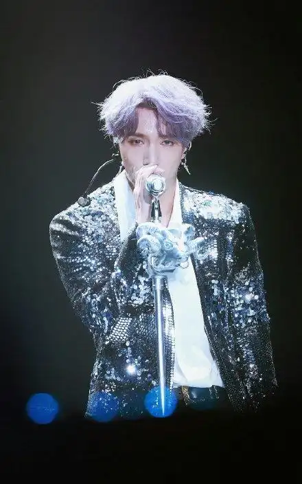 张艺兴紫发造型亮相 眼妆超迷人 蓝色美瞳好魔幻