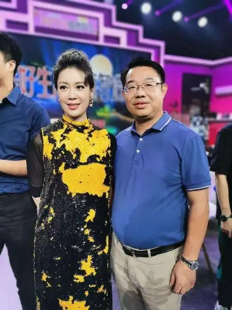 46岁央视主持李文静,明确说不喜欢孩子,和老公坚持丁克一族