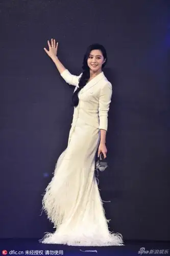 新浪娱乐讯 28日,北京,范冰冰出席某发布会,一袭白色双排扣流苏彻裙