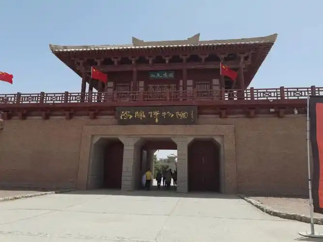 接上一篇第二天我们报了旅行社一日游走的西线,去了敦煌古城,西千佛洞