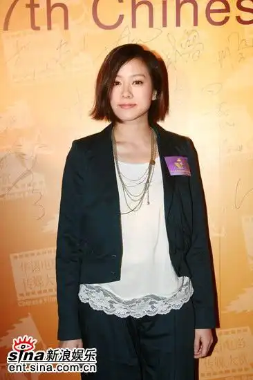 图文:华语电影传媒大赏红毯--短发林嘉欣