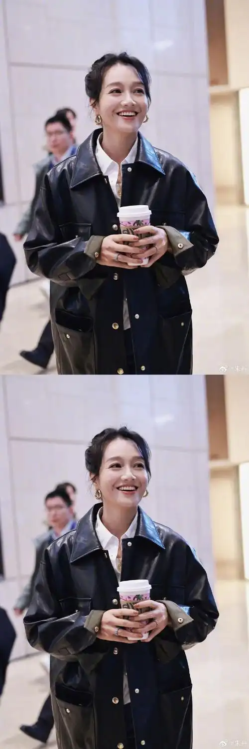 朱丹晒粉丝拍的自己#朱丹微博分享粉丝镜头下拍的自己的照片,双纪头