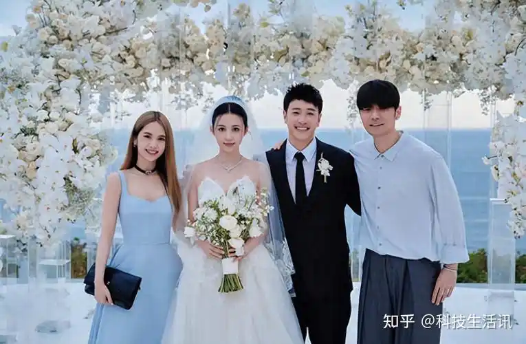 照片中杨丞琳与李荣浩穿同色系衣服,在鲜花布景前和潘玮柏夫妇合影