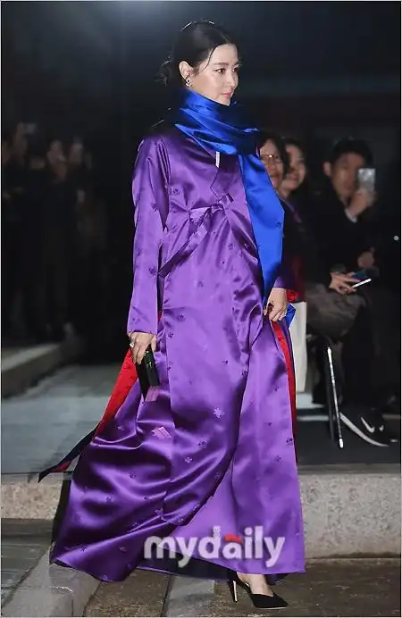 【2018.11.08】【明星】还是那个大长今!47岁李英爱穿韩服亮相 冻龄容