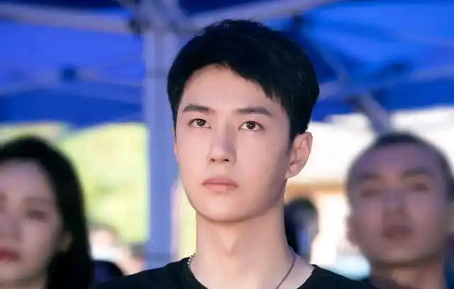 王一博的新发型,狗啃式刘海有点萌,酷盖短发好飒好年轻