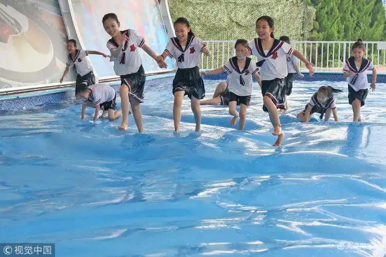 烟台小朋友们盛夏戏水 享受清凉畅快暑假