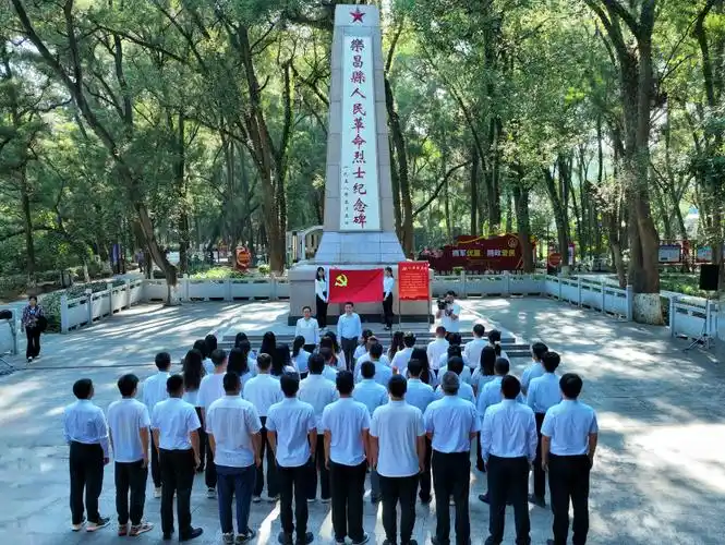 铮铮誓言表决心我市举行预备党员集体入党宣誓仪式