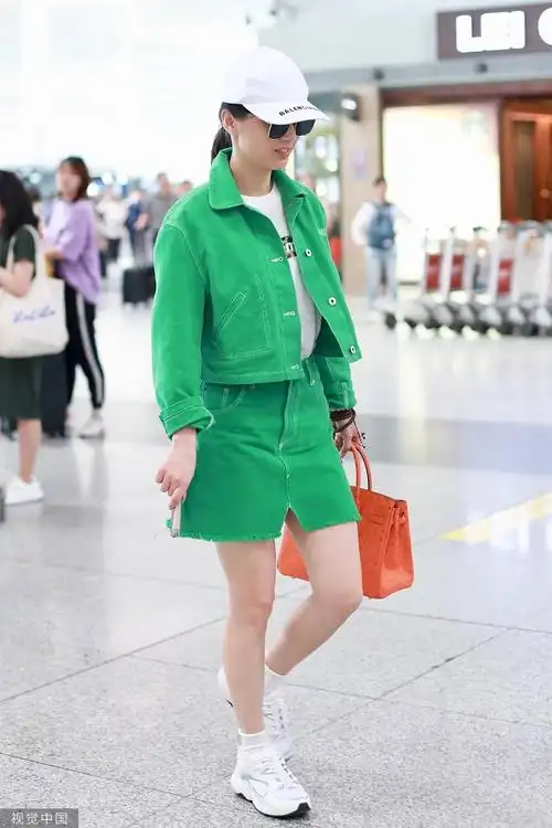 黄圣依穿绿色套装清新惹眼 一路甜笑秀修长美腿-搜狐大视野-搜狐新闻