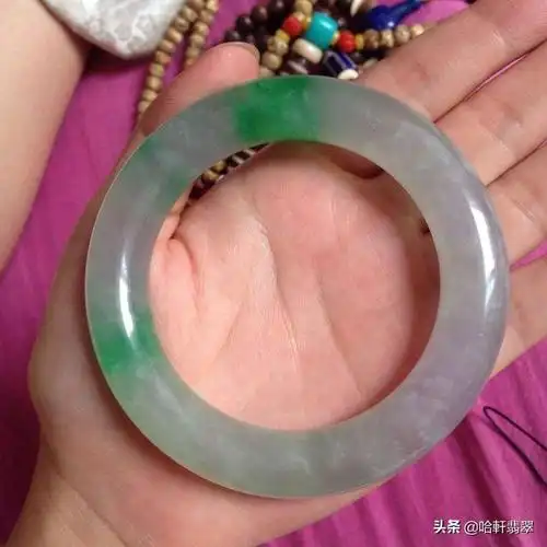 假翡翠手镯特征图「看似"一眼假"的手镯」  第5张