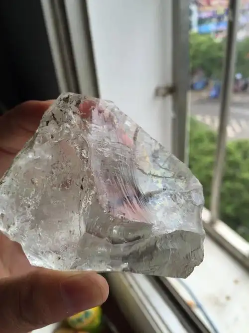 江边捡到一块透明的石头!不知道是什么!求解!