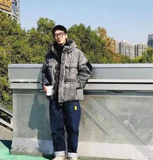 30岁的男生有多种多样的风格,有的练成了肌肉男,有的挺起了啤酒