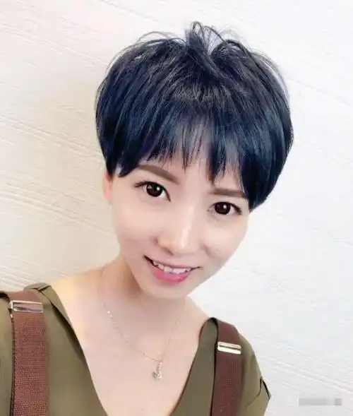 30岁女人剪什么发型减龄(三十岁什么发型好看显年轻)_小强知识网