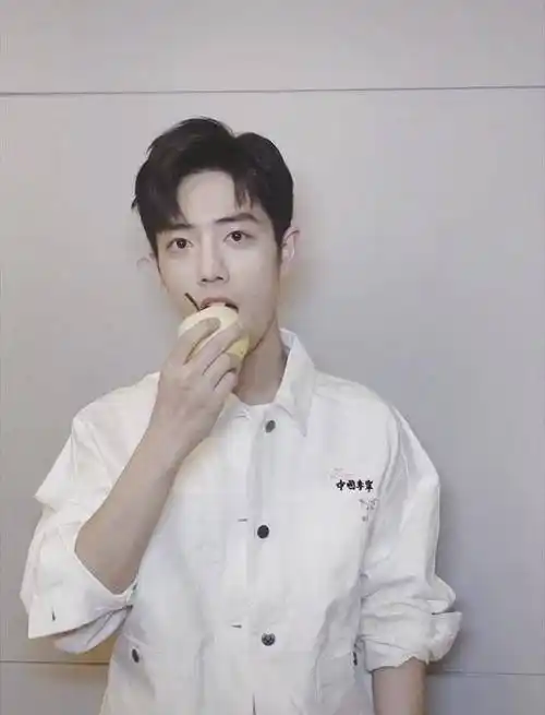 这件是2022全新升级的樱花外套,和肖战去年穿的那件有些许不同.