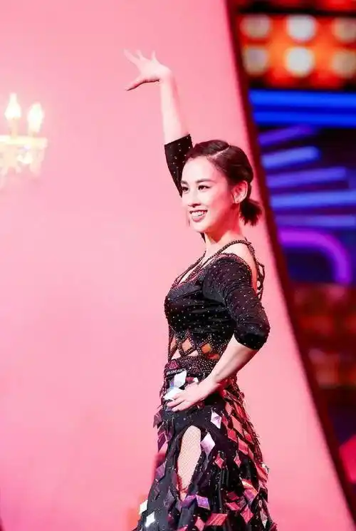 黄圣依跳拉丁舞魅力四射忒性感,展高难度一字马惊艳全场,超美!