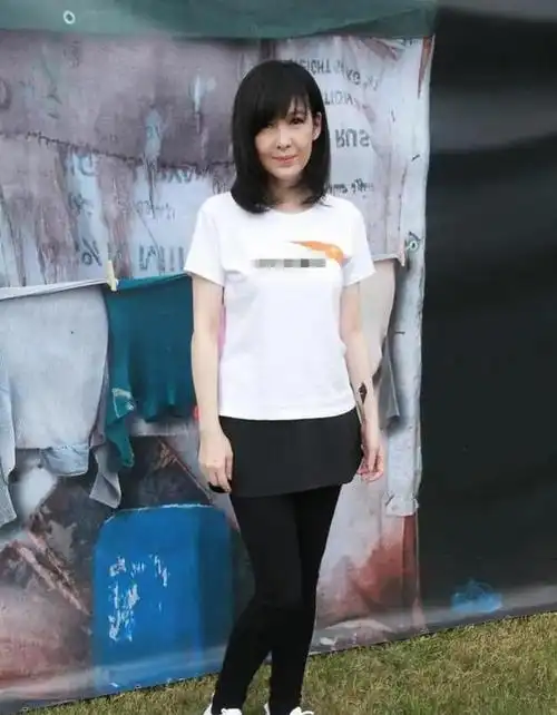 周慧敏终于剪短发,波波头配白t恤出席活动