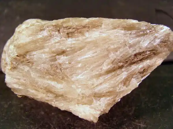 它不是最好看的,但是它的质地坚硬,光泽透亮,透过阳光可以看到石头里