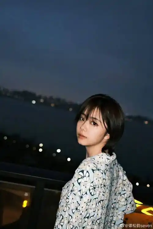 谭松韵的鼻子是很典型的朝天鼻,显著特征是鼻孔外露,从正面看,第