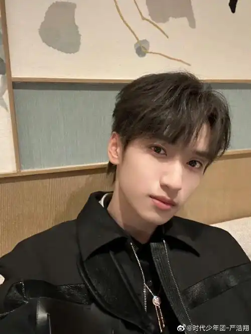 严浩翔侧颜live图##严浩翔春日夜晚随拍