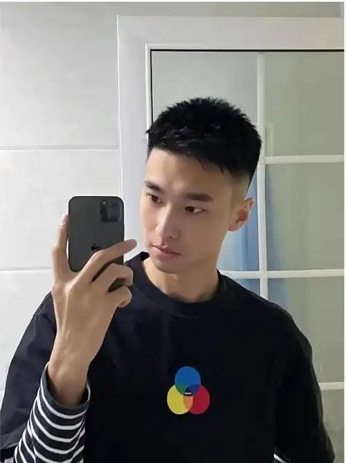 今夏最火男士发型有哪些?寸头分头精神时尚,潮流染发很吸引眼球