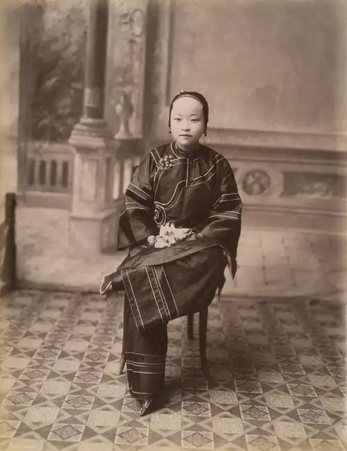 佚名 清末女子坐像