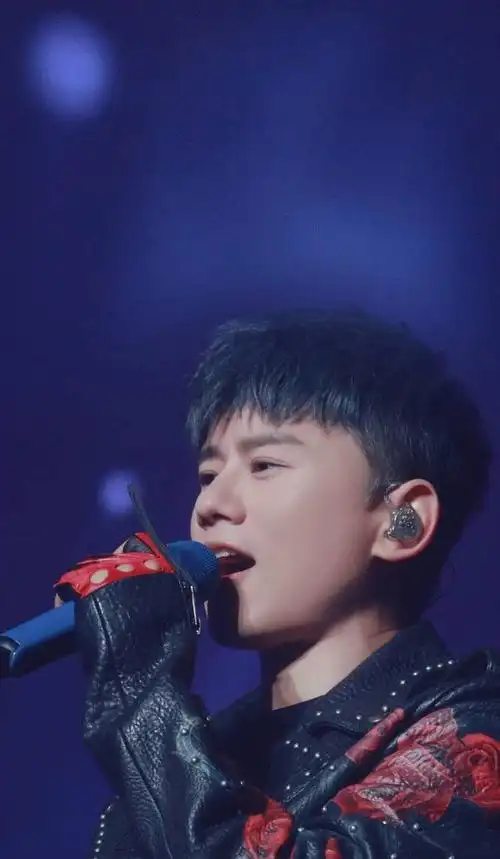 张杰,1982年12月出生于四川省成都市,中国流行男歌手.