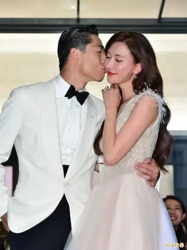 林志玲与老公同台拍广告一下台忍不住放闪