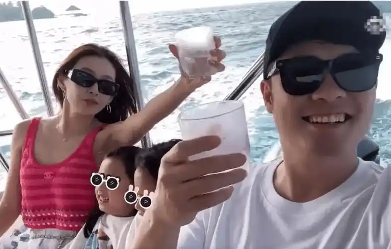 陈赫带两个女儿回张子萱老家过暑假,一家四口罕见同框;画面温馨