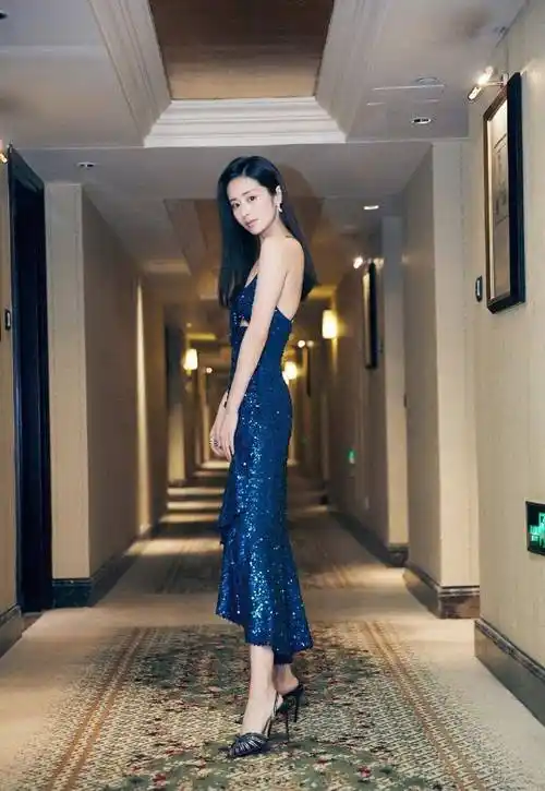 原创颖儿穿吊带裙时尚妖娆130斤瘦回90斤逆袭成功努力的姑娘最美