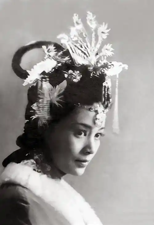 潘虹出演花魁杜十娘,这部40年前的老电影,至今仍旧让人惊艳_布景_形象