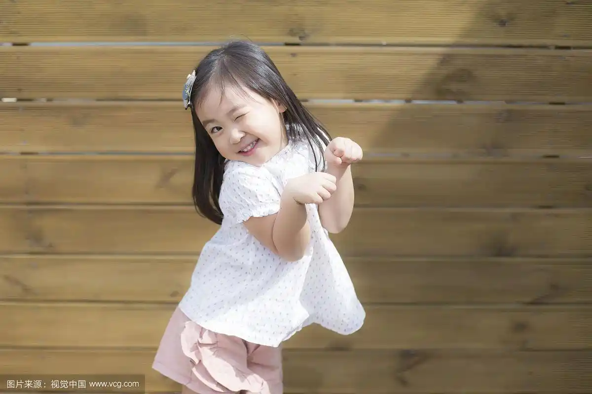 可爱的小女孩摆姿势和眨眼