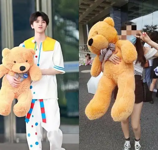 啊这,你抱熊vs蔡徐坤抱熊. 参天巨葵实锤. 重点是好笑啊那个熊有一米.