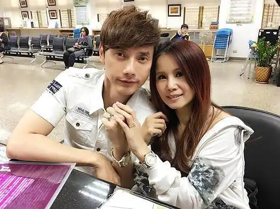 包伟铭刘依纯登记结婚:视对方一辈子的爱