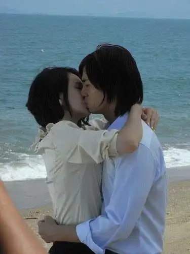 《夏家三千金》开播在即 戚薇陈楚河沙滩激吻