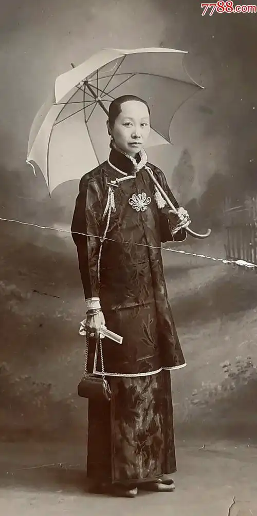 清末贵妇华丽装束站像