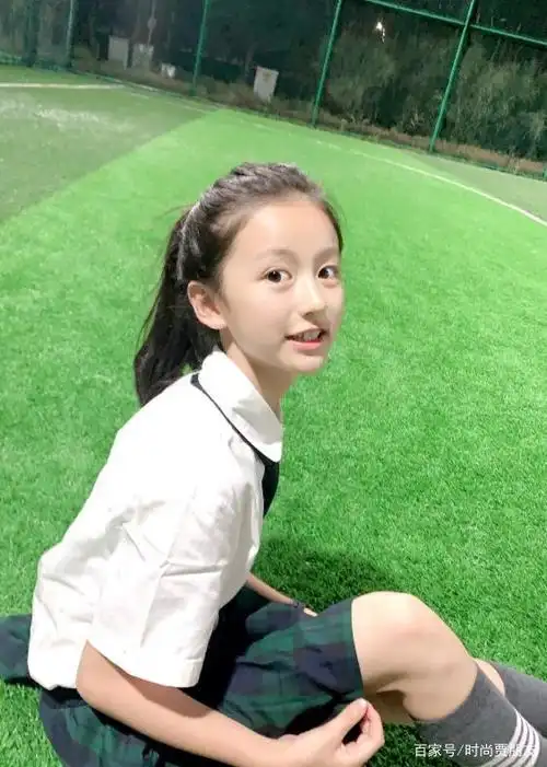 不需"整容"的童星,裴佳欣颜值不负众望,私下更是穿搭小能手