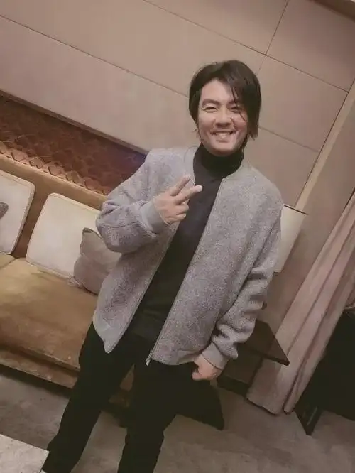 46岁阿杜跑商演走穴捞金变胖发福脸庞浮肿曾因抑郁症无奈退圈