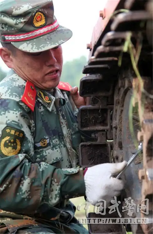 高清:武警森林部队官兵驾驶灭火坦克大兴安岭练实战【7】