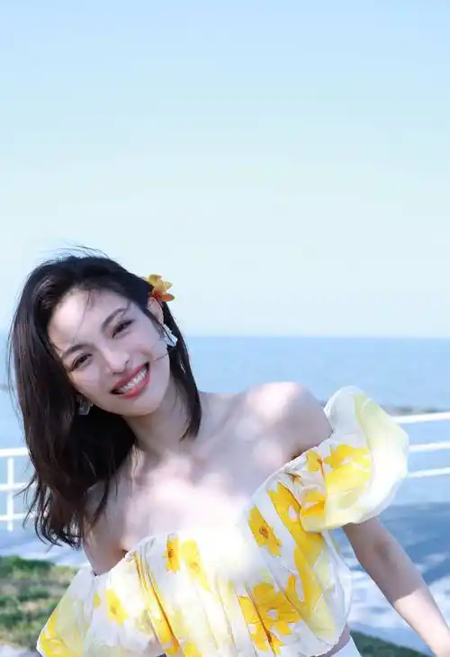 钟楚曦一字露肩黄白连衣裙性感写真_照片_动作_口红