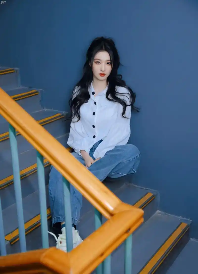 王楚然白衬衫 牛仔裤穿搭,果然是越素越美!